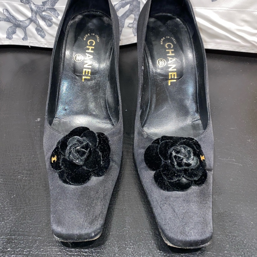 Gorgeous CHANEL satin & velvet pumps